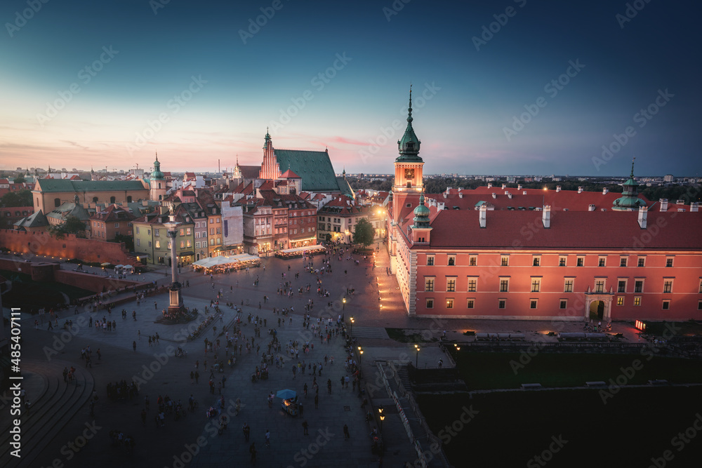 Obraz premium Aerial view of Castle Square Warsaw Royal Castle at night - Warsaw, Poland