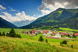 Austia, Lähn wioska w górach, czerwony pociąg Alpy, Tyrol, Bichlbach