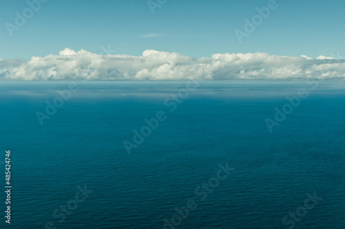 A vista do oceano Atl  ntico pelo parasid  aco Arquip  logo de Fernando de Noronha.
