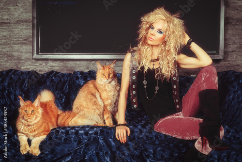 Foto Vintage portrait of a beautiful young blonde woman with an 80s glam rock style m