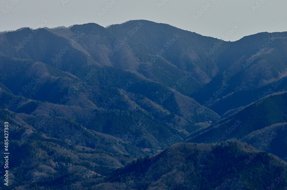 Obraz premium 道志山塊の高柄山山頂から望む奥多摩の醍醐丸 