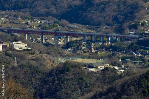 道志山塊の高柄山山頂より中央自動車道の鶴川大橋を眺める
 photo