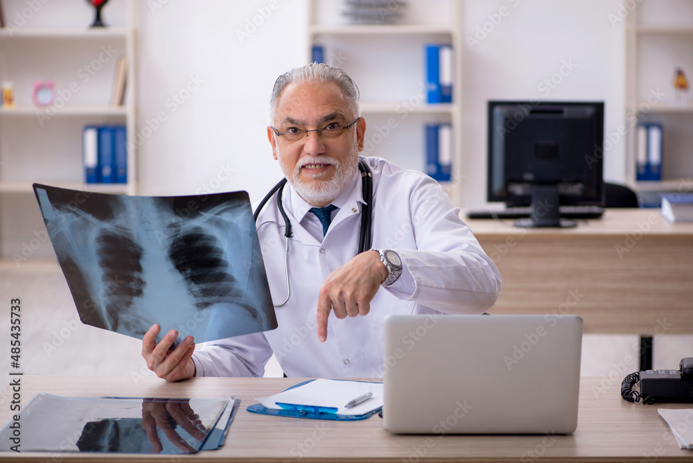 Obraz premium Old male doctor radiologist working in the clinic