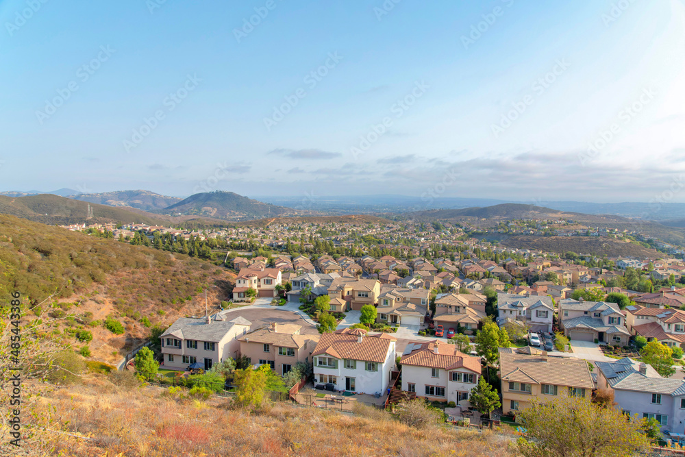 Naklejka premium Residential area on a mountain near the Double Peak Park at San Marcos, California