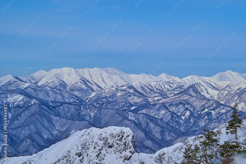 冬の群馬県利根郡 武尊山に向かう剣ヶ峰山の稜線から北西側方面(朝日岳など)を見る