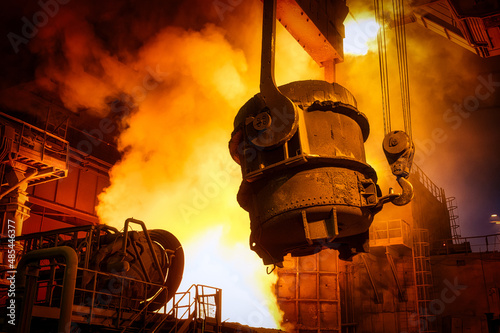 Foto A metallurgical ladle filled with molten metal bucket is suspended on a special