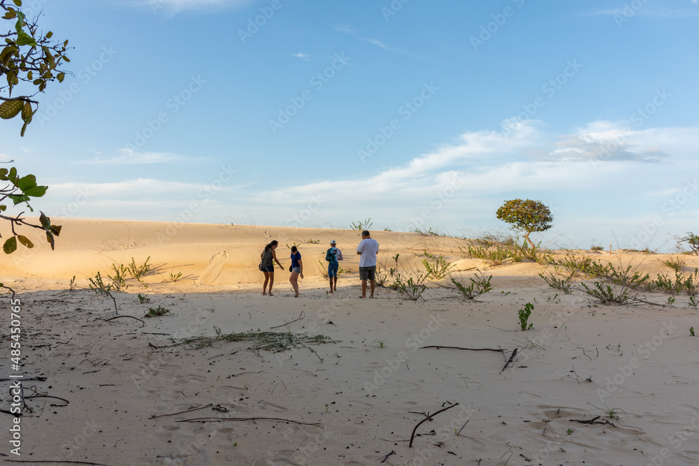 Familia caminha nas areias do deserto em busca de venturas
