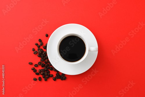 コーヒーカップとコーヒー豆 Coffee cups and coffee beans