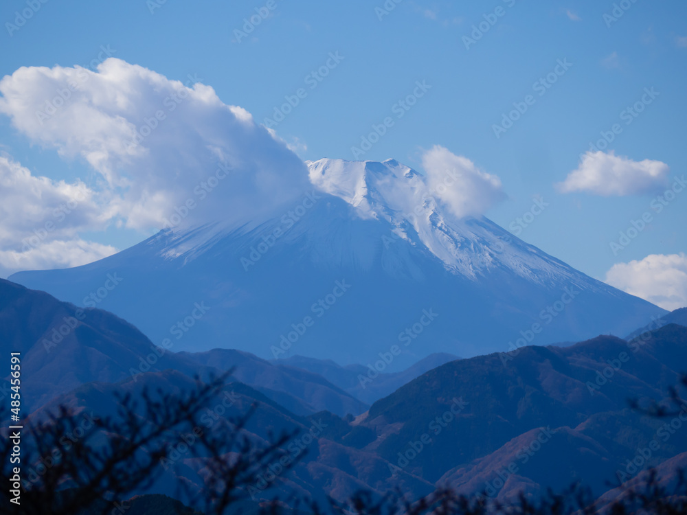 高尾山の頂上からのぞむ雲のかかった富士山
