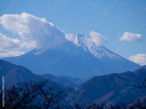 高尾山の頂上からのぞむ雲のかかった富士山