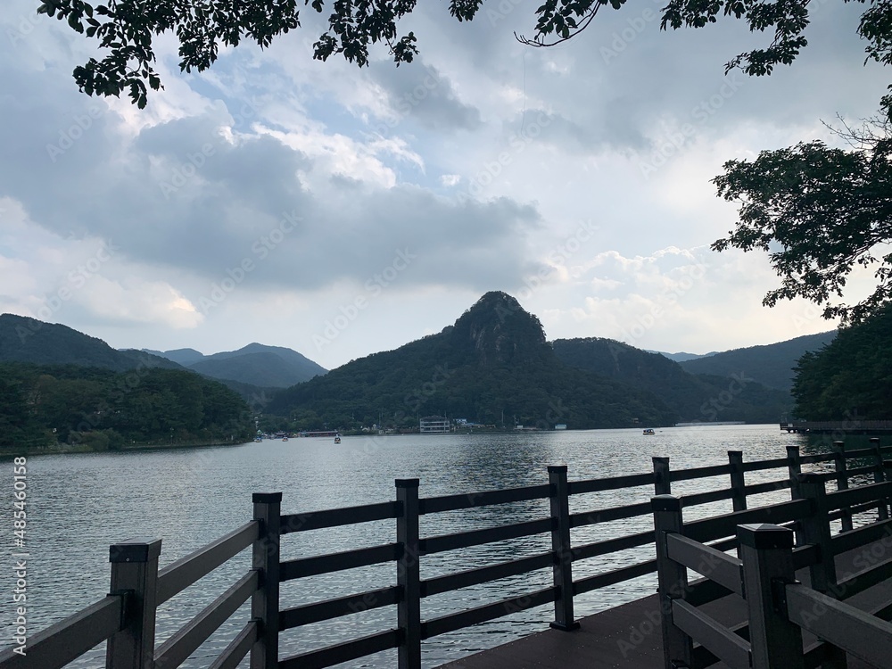 한국 포천 산정호수, 산 위의 호수 / Korea Pocheon Sanjeong Lake. A lake on the mountain.
