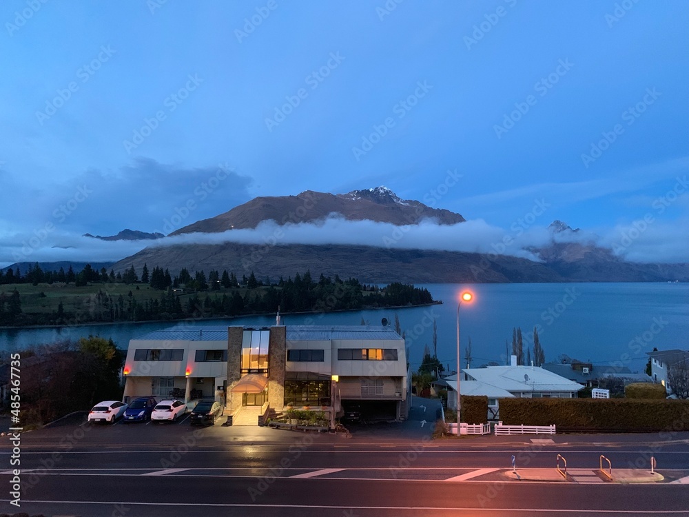 뉴질랜드 퀸즈타운 마을 풍경, 호수, 산, 자연, 구름, 눈 / Scenery, lakes, mountains, nature, clouds, snow / Queen's Town in New Zealand.