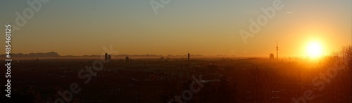 Münchner Panorama im Sonnenuntergang vor Alpenkulisse