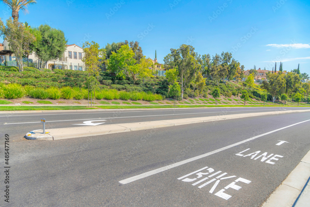 Fototapeta premium Asphalt road with concrete median barrier at Ladera Ranch in Southern California