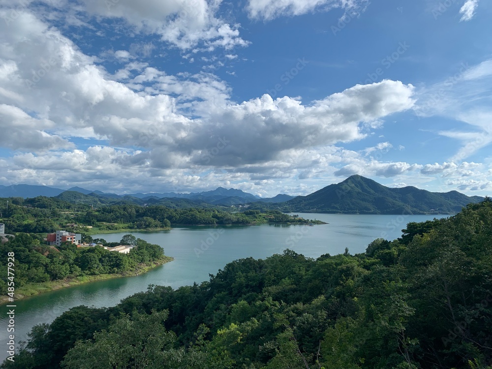 맑은 날 멋진 구름과 산능선이 보이는 충주호 풍경 / The scenery of Chungjuho Lake with beautiful clouds and mountain ridges on a clear day 