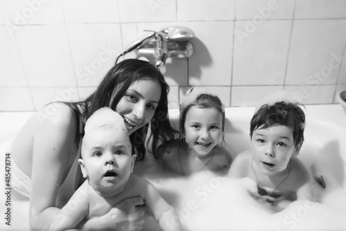 Slika na platnu Mom washes the children