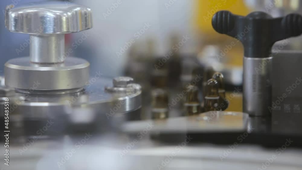 Movement of vials with antiviral vaccine between the rotating parts of the conveyor and the stationary part of the machine. Modern pharmacological production. Movement of vials with antiviral vaccine between the rotating parts of the conveyor and the stationary part of the machine. Modern pharmacological production.