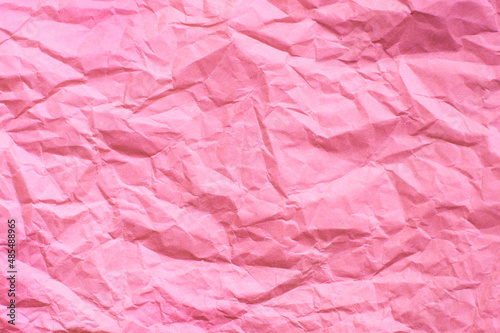 しわのついたピンク色の紙