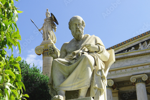 プラトン像（アテネ大学前）