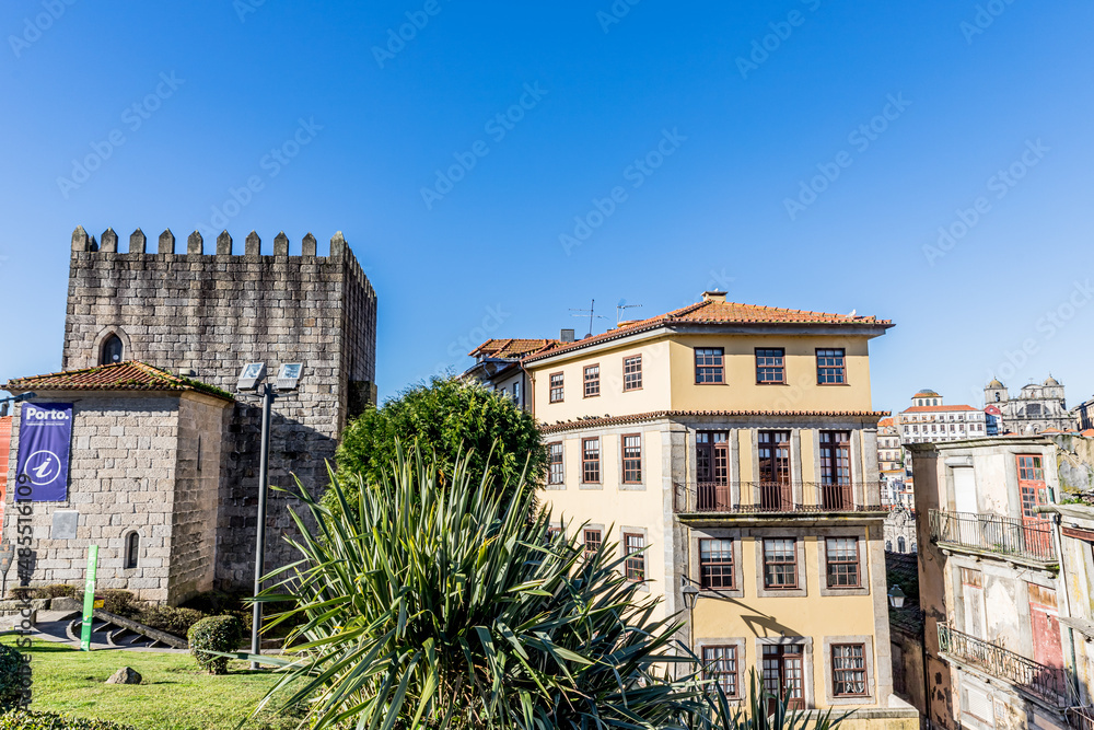 Devant la Sé cathédrale de Porto