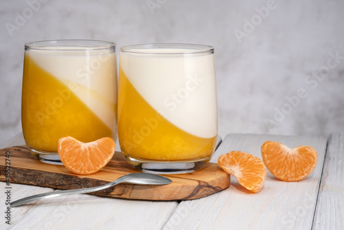 Obraz na płótnie Glass of Tangerine panna cotta dessert with mandarin slices. w salonie