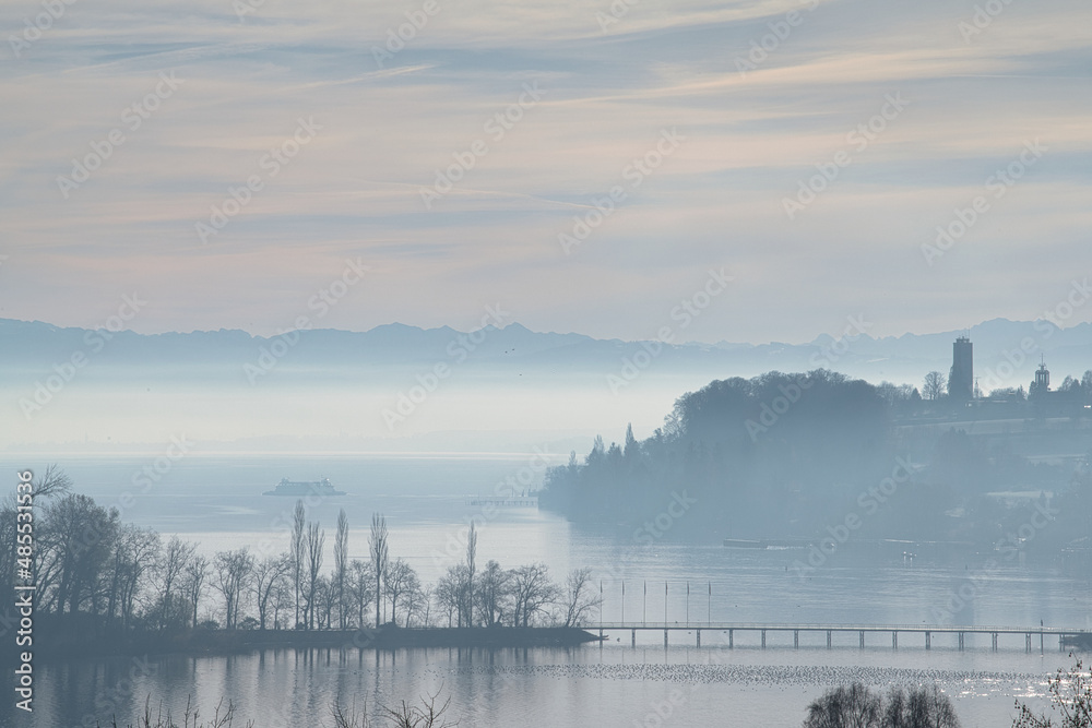 Fototapeta premium Nebel über dem Bodensee bei der Insel Mainau