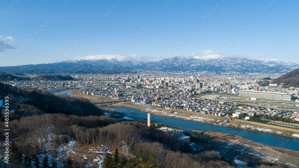 《福島県》冬の福島市の街並みの空撮
