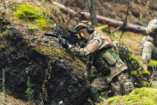 Valokuvatapetti Machismo feminine sergeant leading British task force aiming to attack