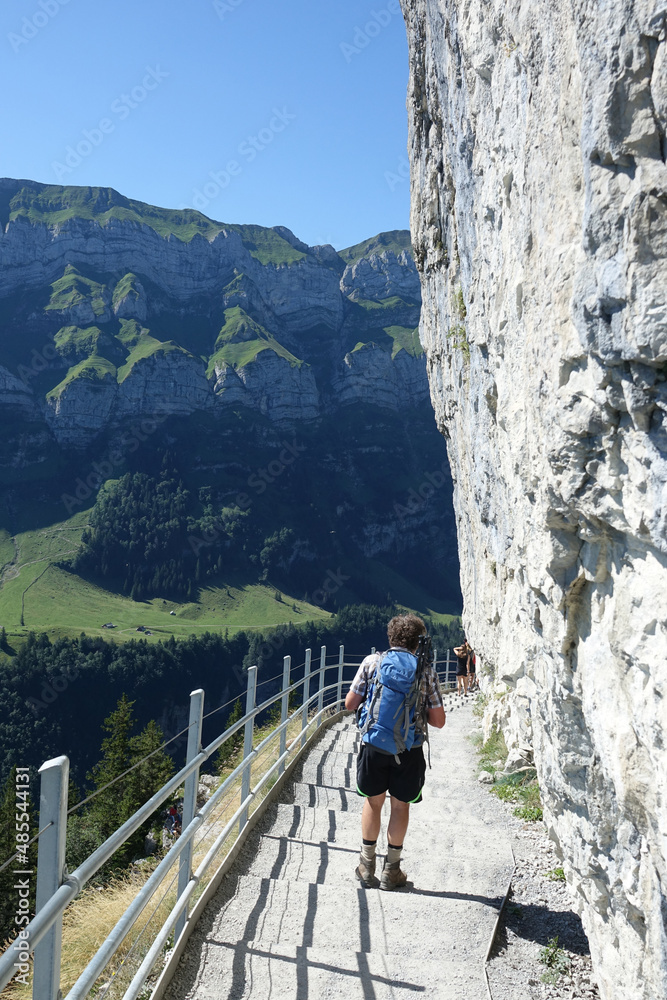 Wanderer am Wildkirchli in der Schweiz Wanderer am Wildkirchli in der Schweiz