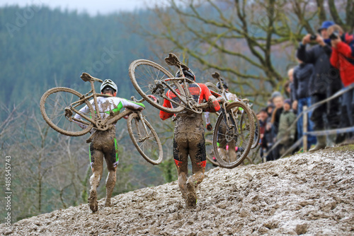 Billede på lærred ciclocross cyclocross ciclista a pie con la bicicleta al hombro en una pista de