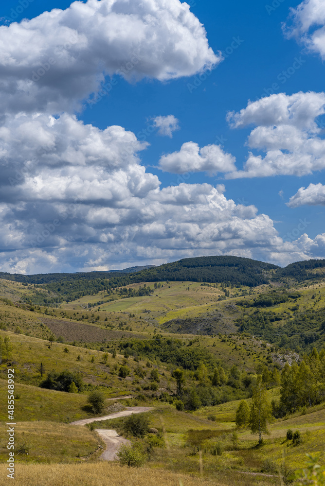 Naklejka premium Natural mountain meadow country style with cloudy sky