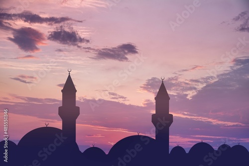 Obraz na płótnie silhouette of a beautiful mosque against the background of sunset sun w salonie