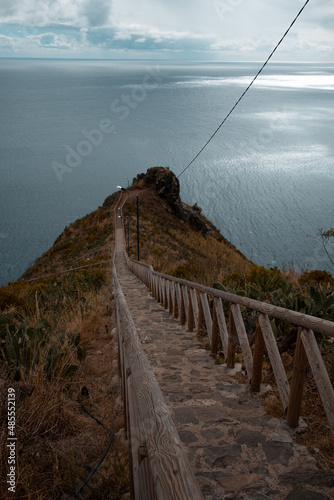 Treppen führen ins Meer