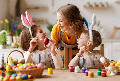 Canvas Print Happy easter! family mother and cheerful children with ears are getting ready fo