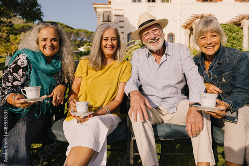 Foto Happy senior citizens relaxing at a retirement home