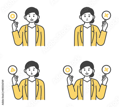 女性社員がまるとばつと三角の札を持つイラスト素材