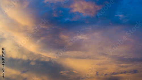 Ciel jaunâtre et tourmenté au crépuscule, après le passage d'une cellule orageuse © Anthony