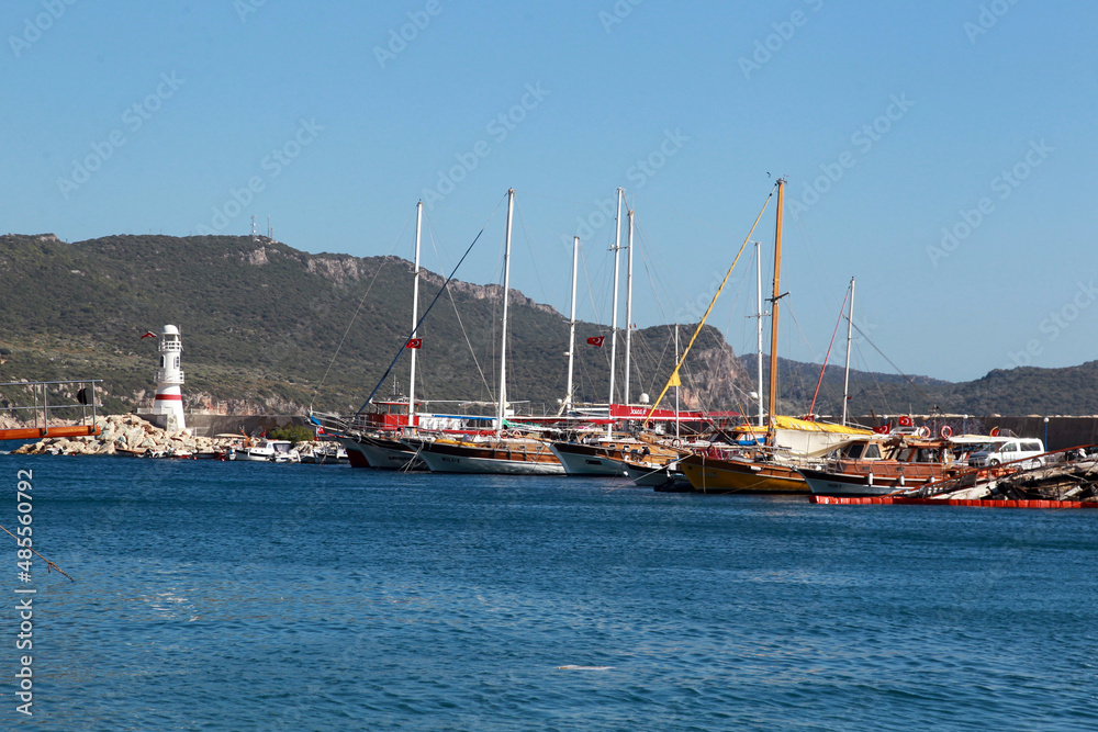 Türkiye Bozcaada kıyısında tekneler ve evler