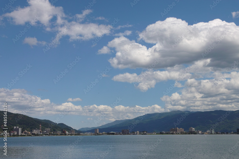 夏の青空と雲と山(長野県　諏訪湖)