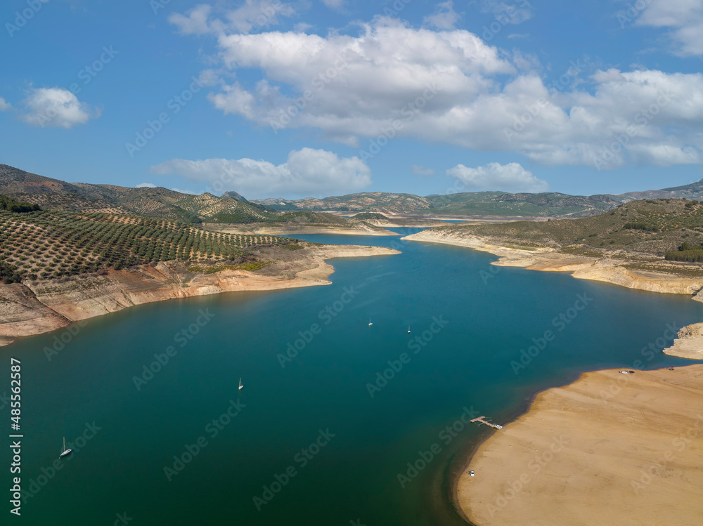 Fototapeta premium vista de un embalse de agua con niveles de agua bajo mínimos