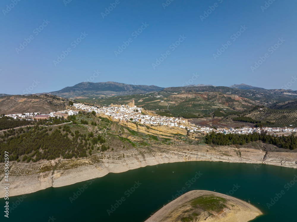 vista del municipio de Iznájar en la provincia de Córdoba, España