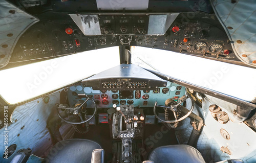 Foto Cockpit of old aircraft Douglas DC-3 Dakota also known as C47.