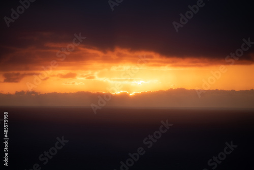 Wolken strahlen bei Sonnenuntergang