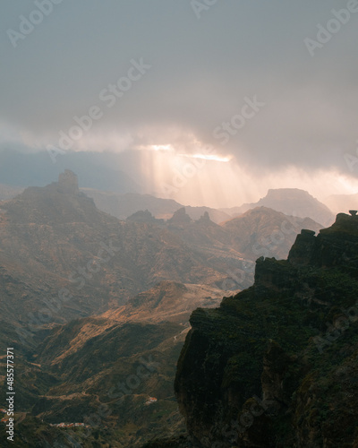 Sonnenstrahlen dringen durch die Wolken und fallen auf epische Landschaft photo
