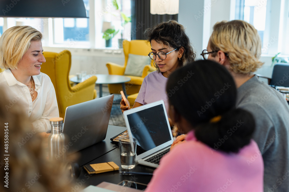 © Johnér - Business people having meeting in conference room © Johnér - Business people having meeting in conference room