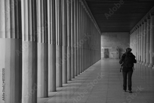 chica caminando junto a columnas  © kmendian