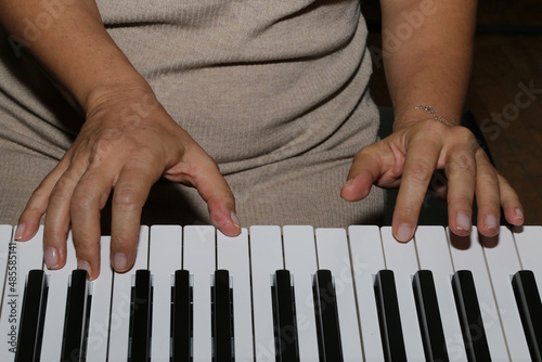 Piyano çalan bir adamın elleri photo