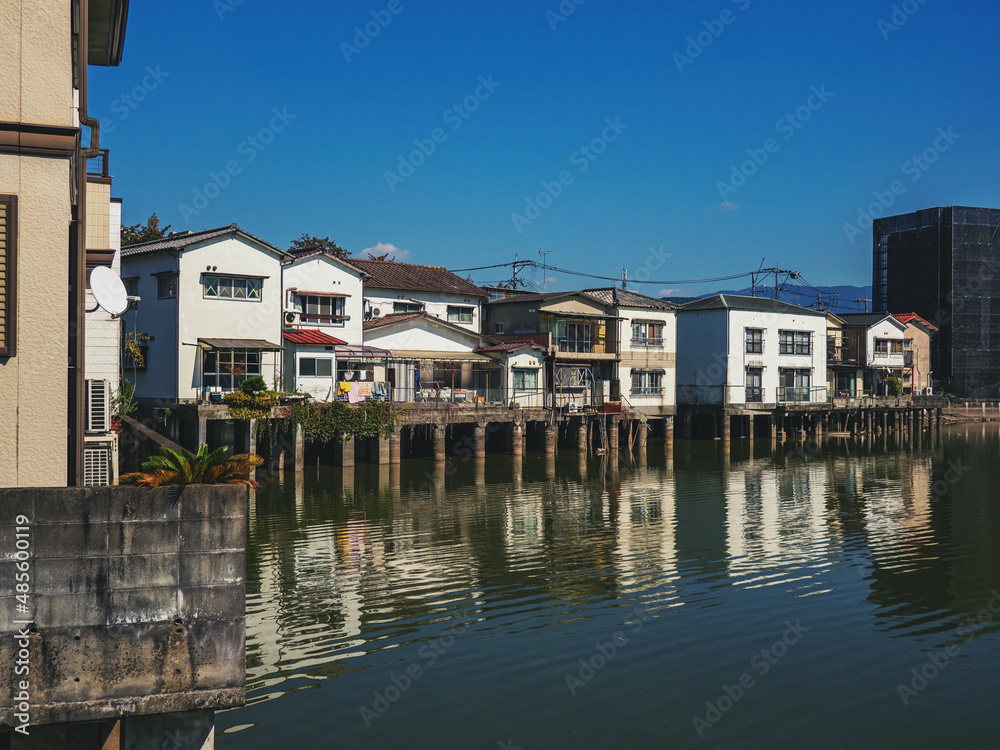 日本の風景　水辺に並ぶ住宅