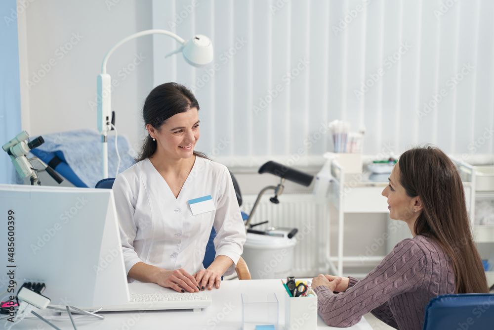 Obraz premium Friendly healthcare professional receiving patient in her office
