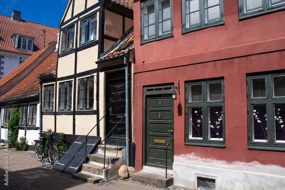 Naklejka premium Houses in the aincient town of Elsinore - Helsingor, Denmark. Colorful houses and ols city streets. popular tourist place. High quality photo